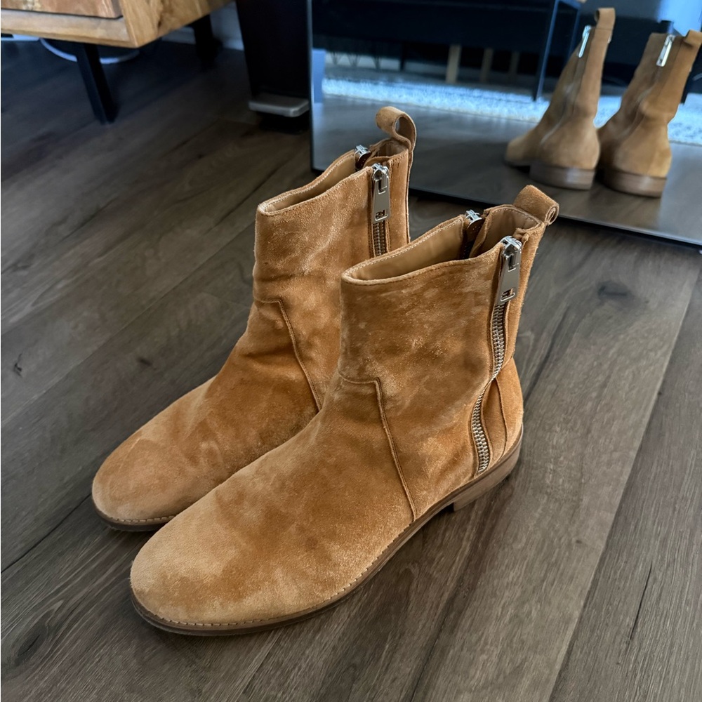 Represent zip chelsea boots in camel color